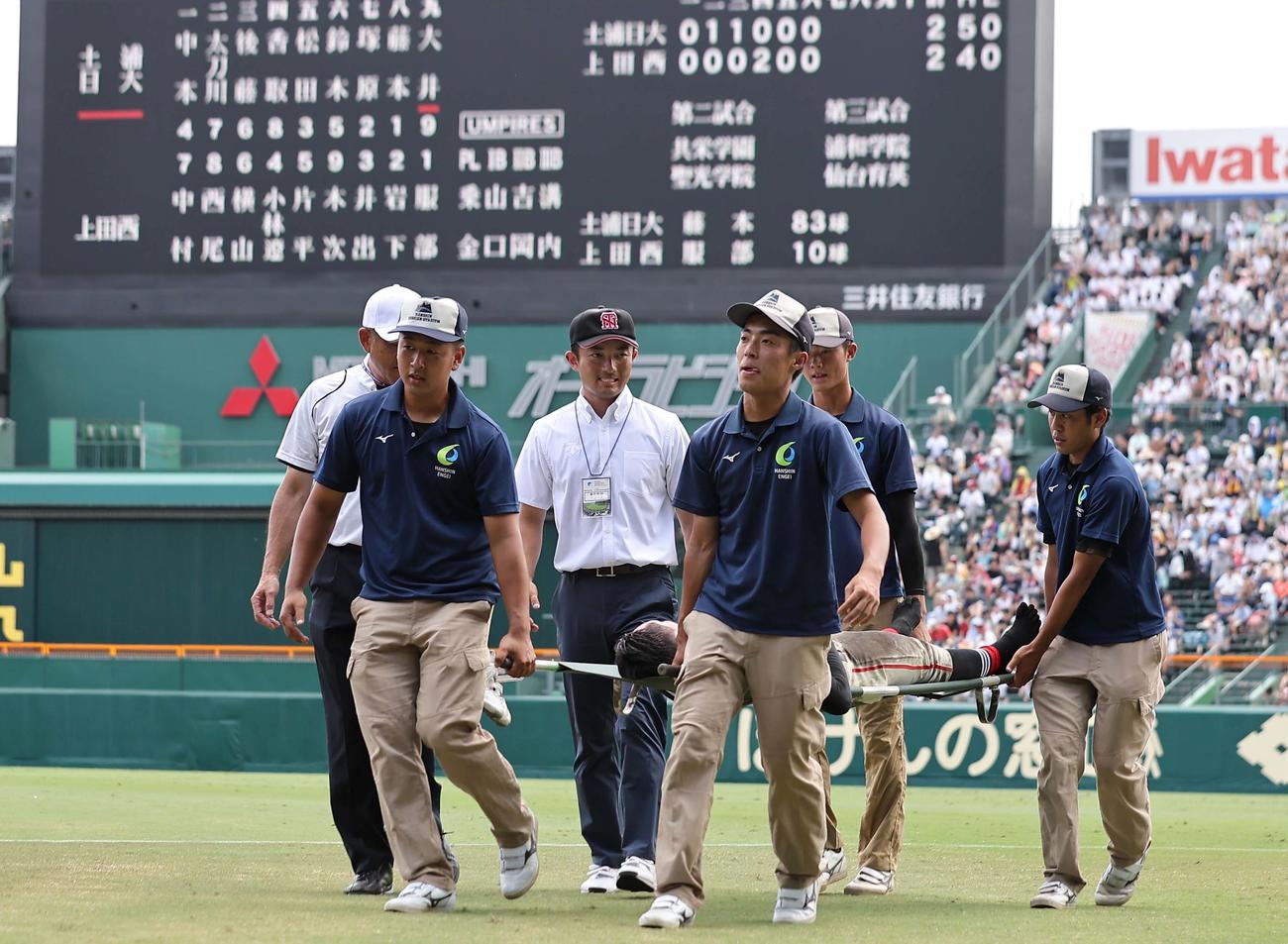 土浦日大対上田西　6回終了後、担架で運ばれる土浦日大・香取（撮影・上田博志）