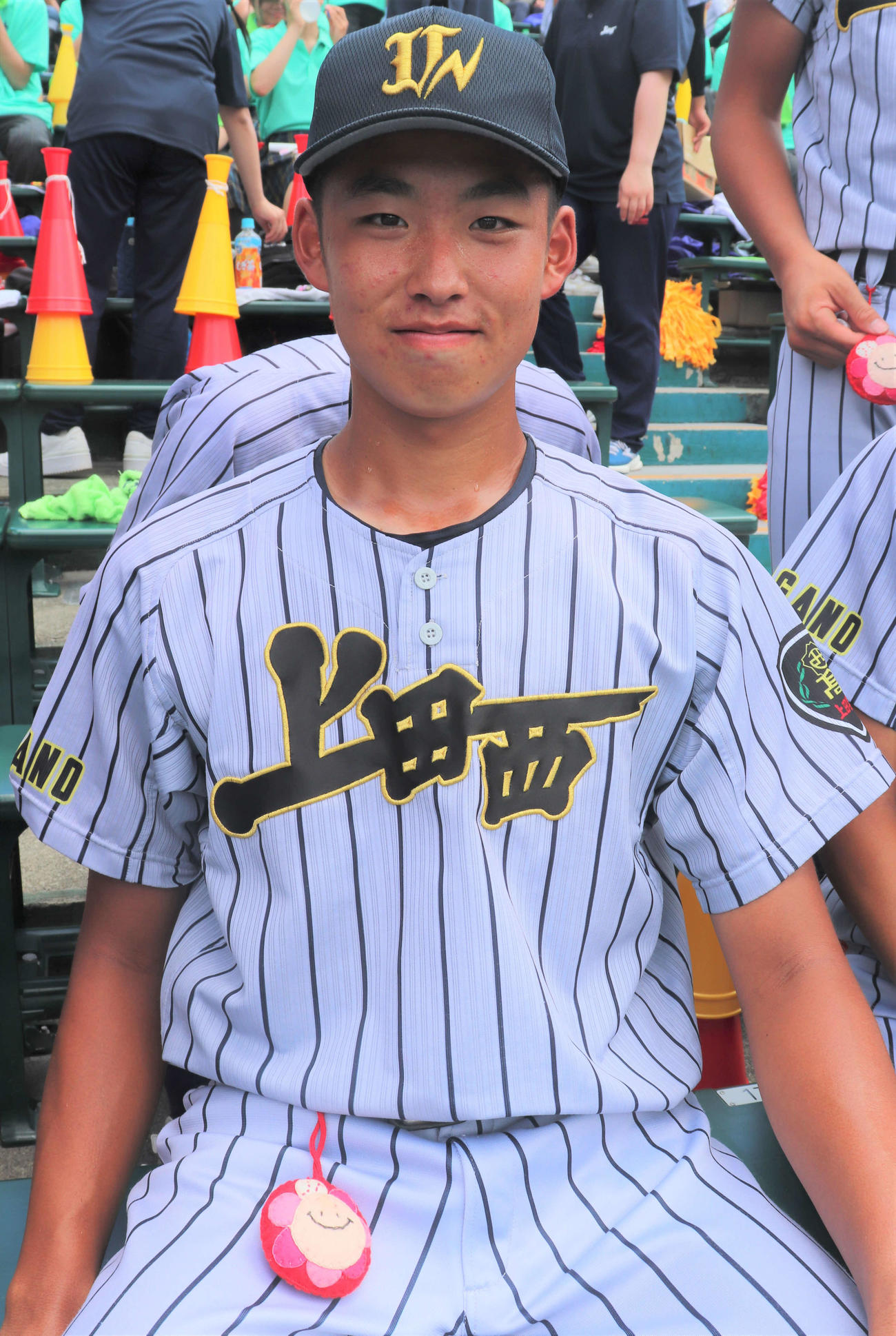 上田西（長野）のマネジャー丸山華那さん（3年）が名前の一文字を刺しゅうしたお守りを部員と監督ら90人に作った（撮影・中島麗）