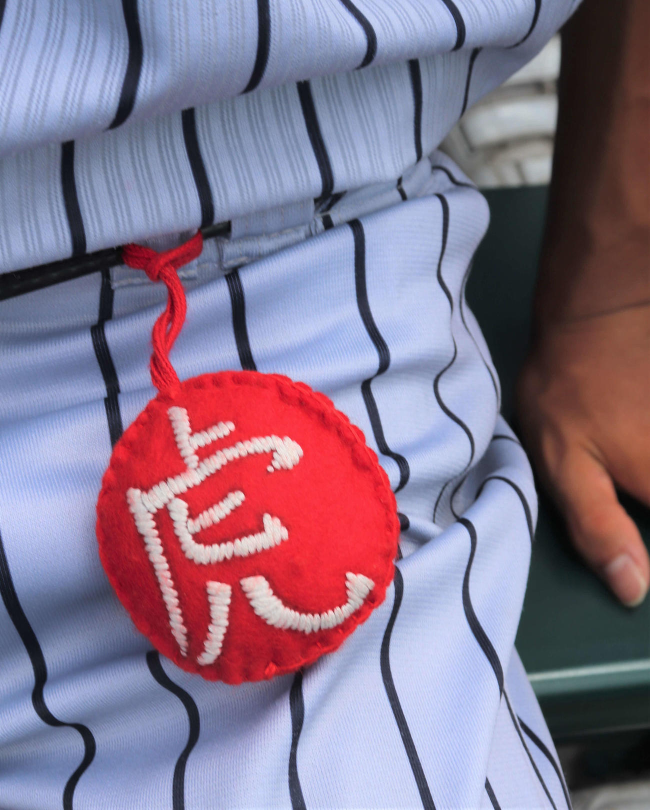 上田西（長野）のマネジャー丸山華那さん（3年）が名前の一文字を刺しゅうしたお守りを部員と監督ら90人に作った（撮影・中島麗）
