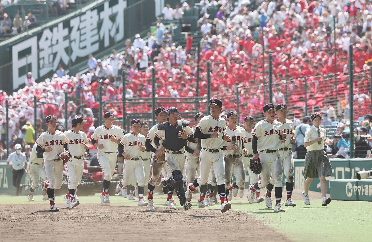 土浦日大対上田西　勝利した土浦日大（撮影・足立雅史）