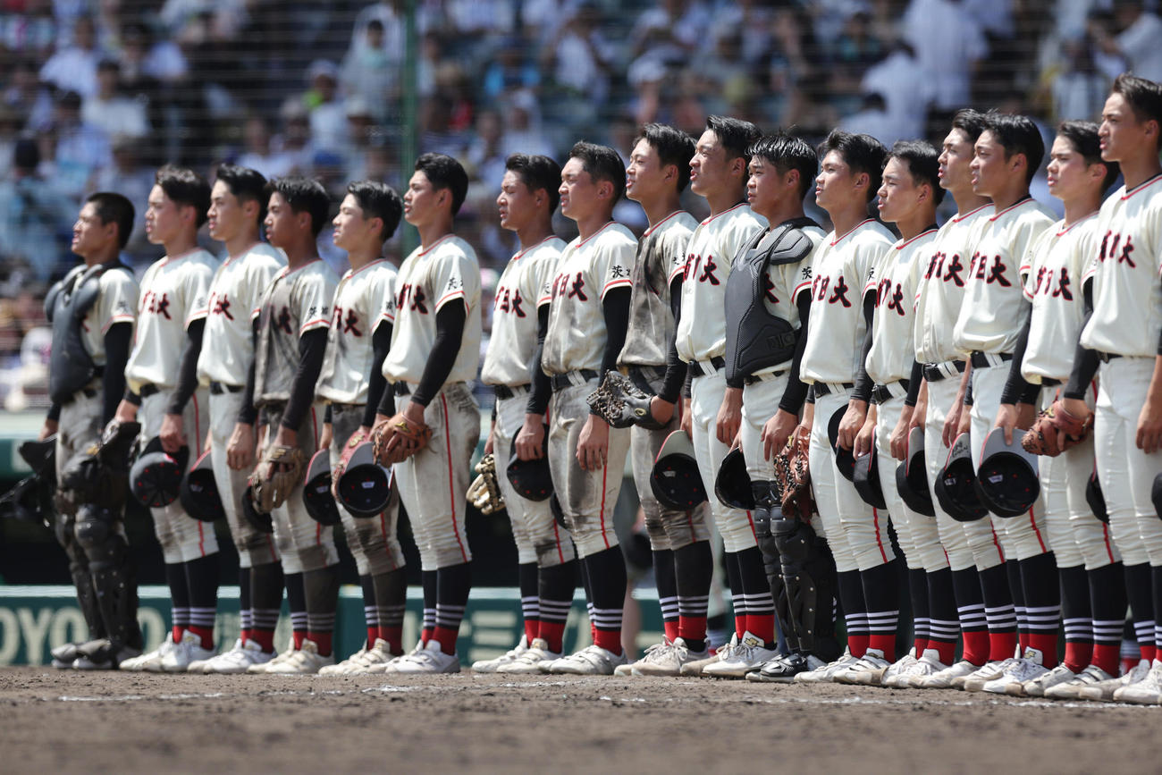土浦日大対上田西　上田西に勝利し、校歌を斉唱する土浦日大ナイン（撮影・前田充）