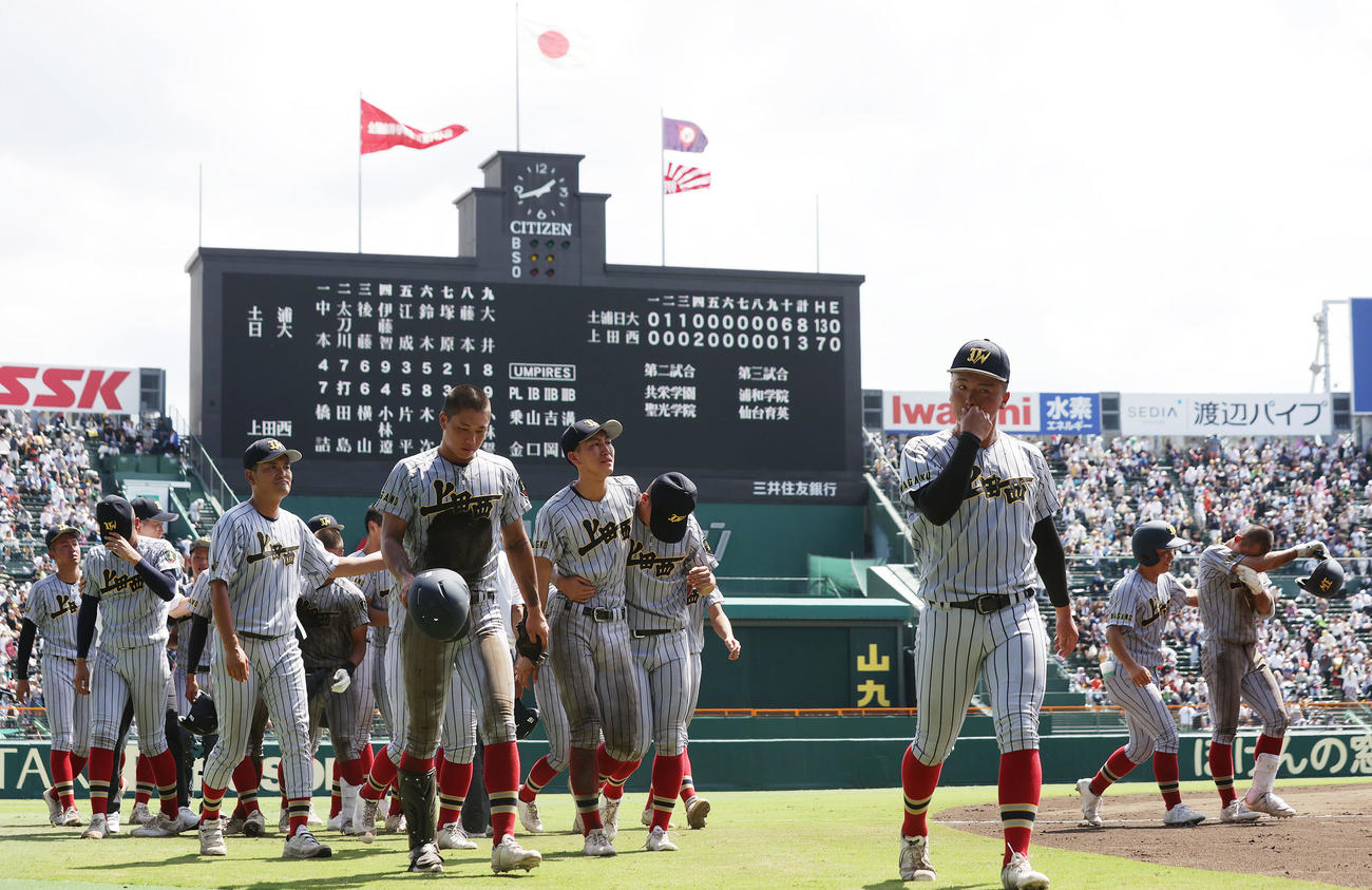 土浦日大対上田西　土浦日大に敗れ、悔しそうに涙を流す上田西ナイン（撮影・前田充）