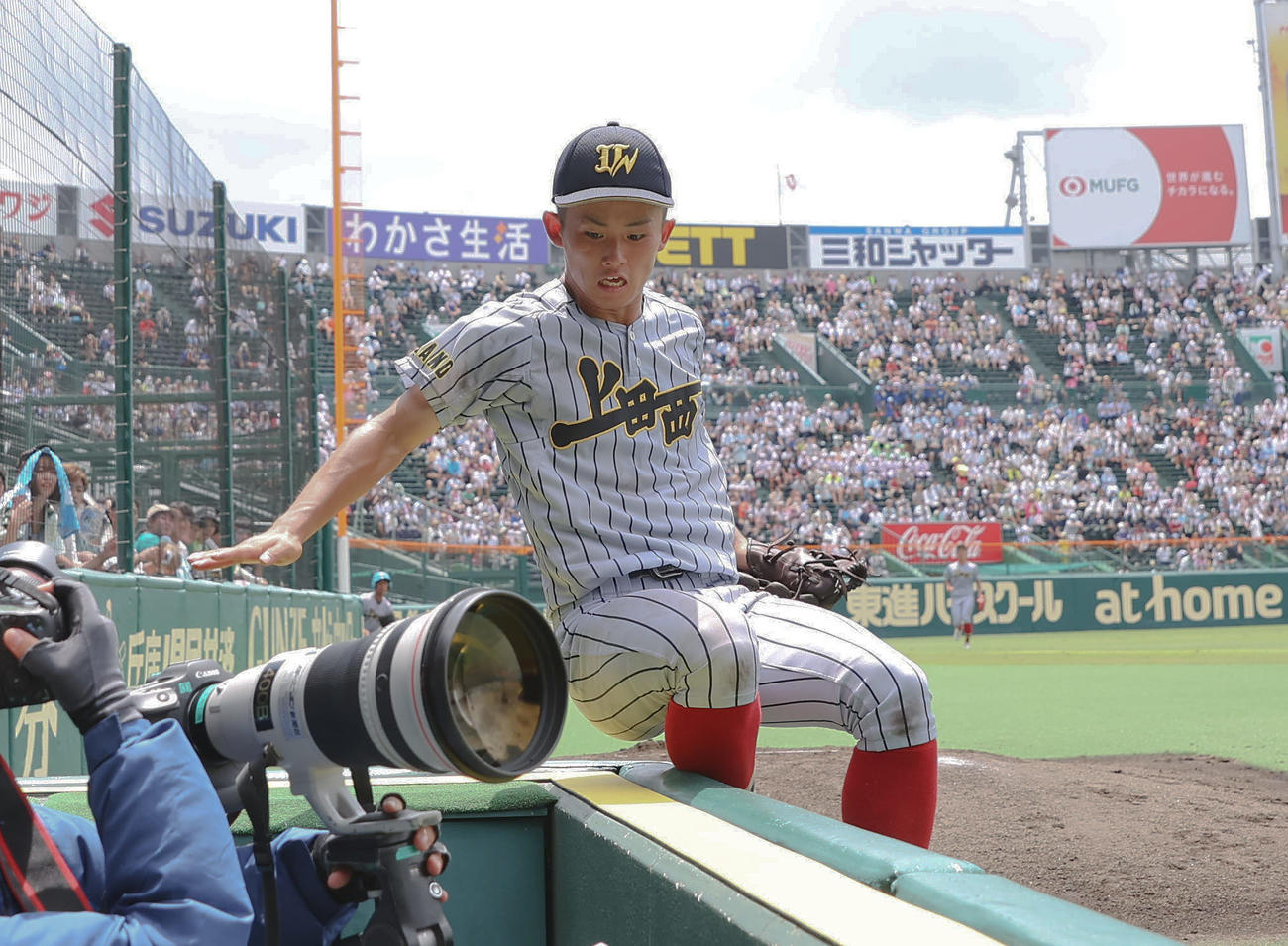土浦日大対上田西　4回表土浦日大1死、藤本の三邪飛を捕球する片平（撮影・前田充）