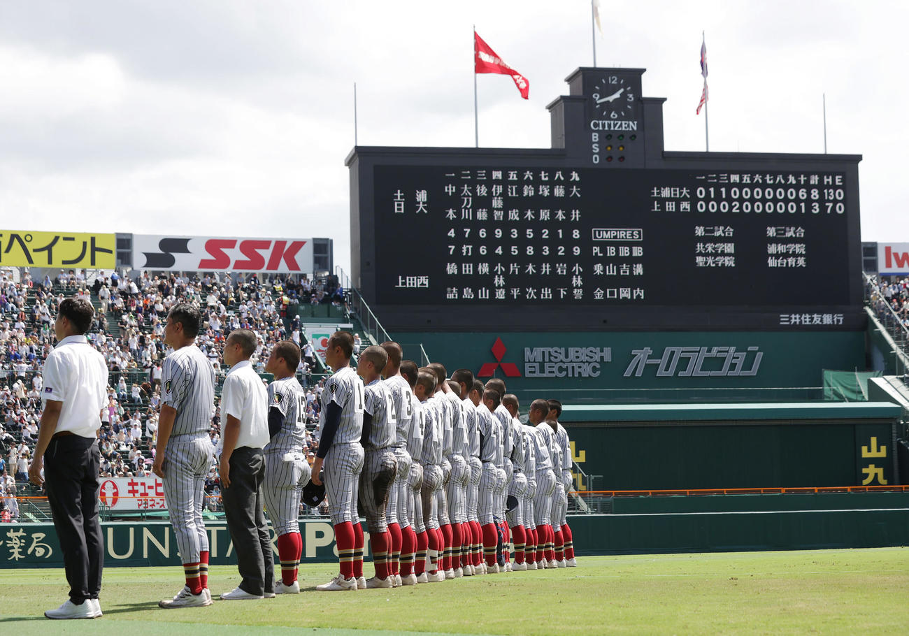土浦日大対上田西　土浦日大に敗れ、アルプススタンドの応援団にあいさつする上田西ナイン（撮影・前田充）