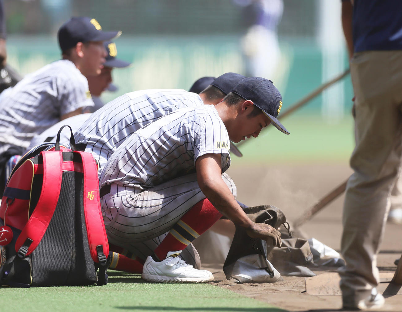 土浦日大対上田西　敗れ甲子園の土を拾う上田西の選手たち（撮影・足立雅史）