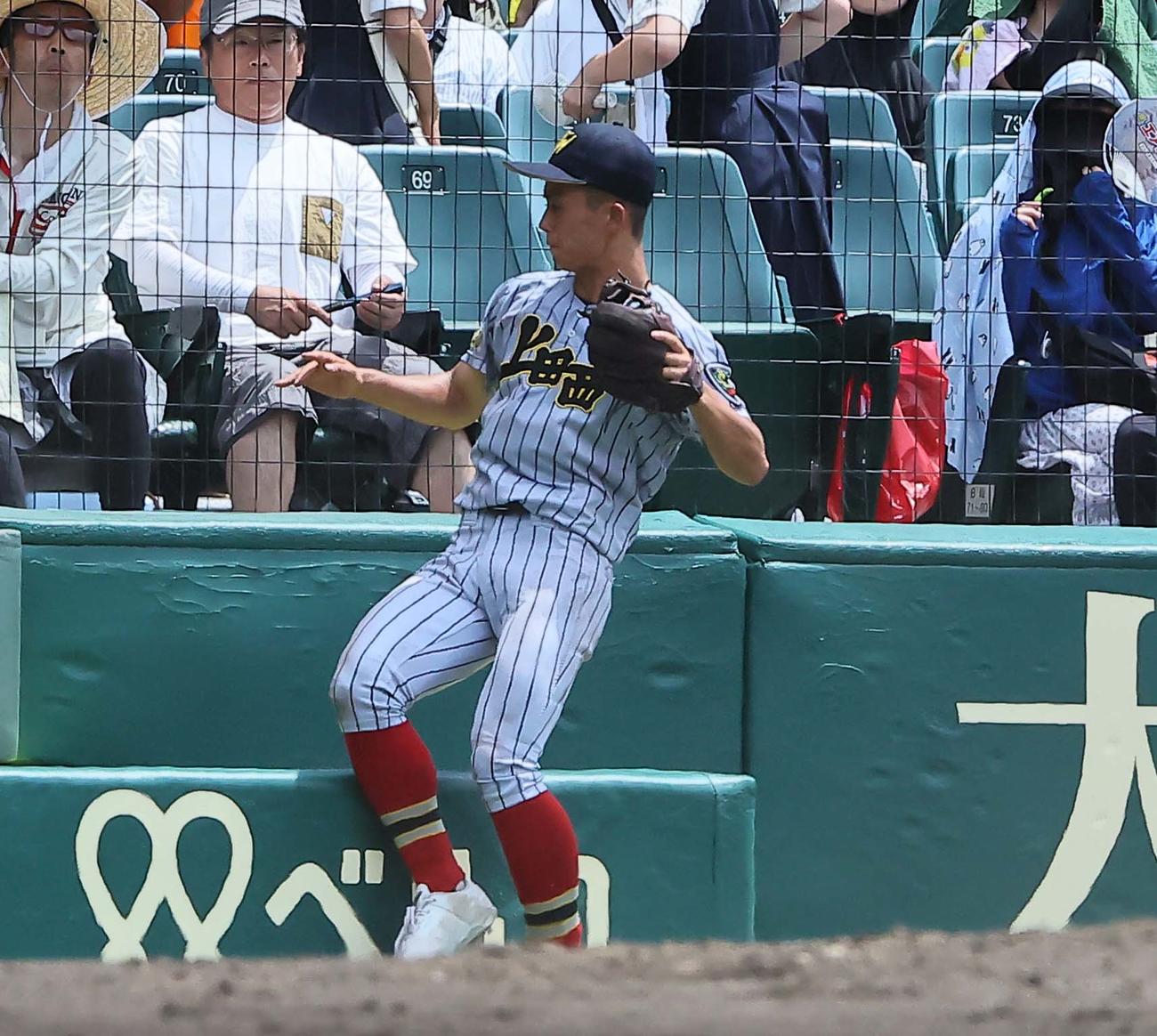 土浦日大対上田西　4回表土浦日大1死、藤本の三邪飛を好捕する片平（撮影・上田博志）
