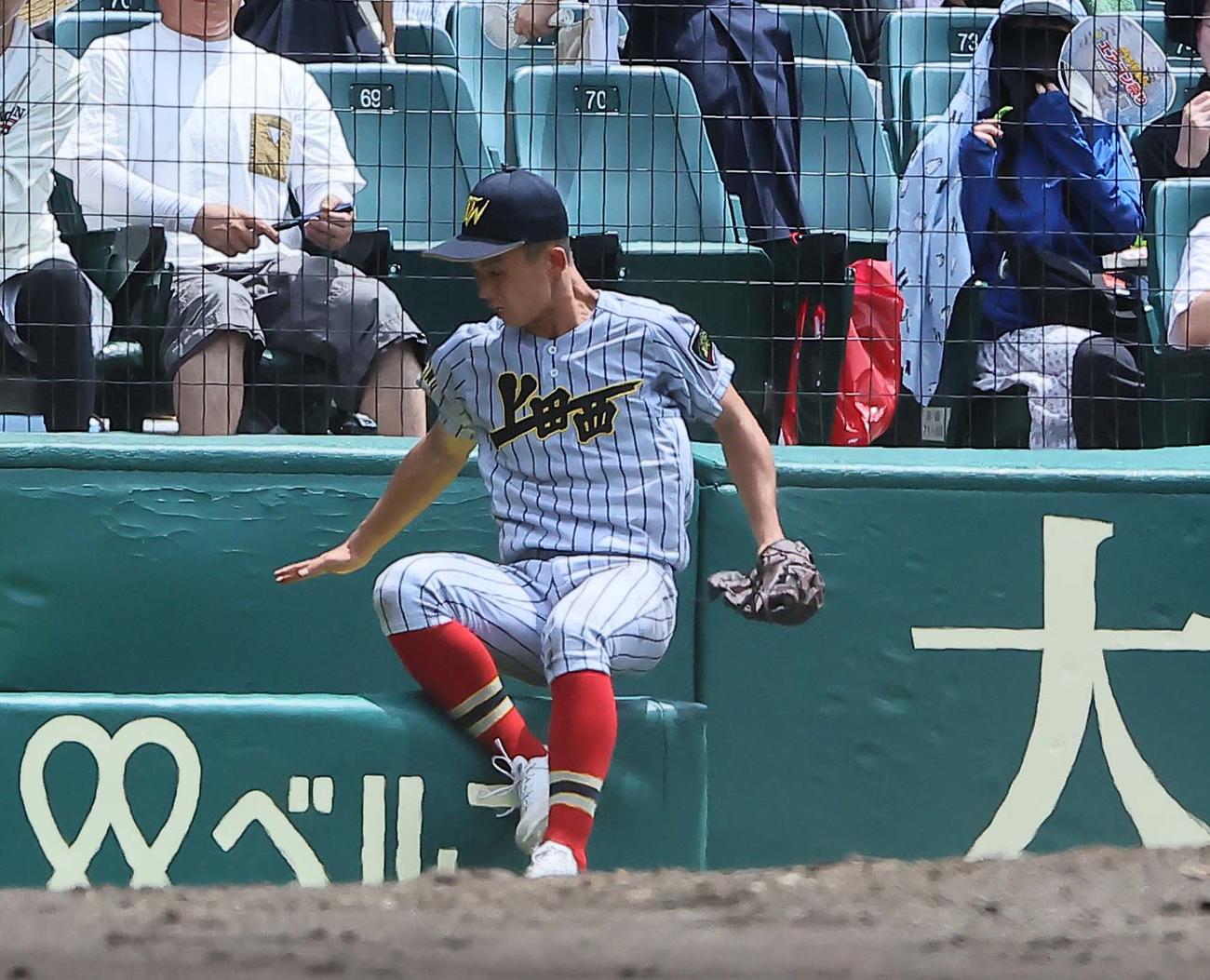 土浦日大対上田西　4回表土浦日大1死、藤本の三邪飛を好捕する片平（撮影・上田博志）