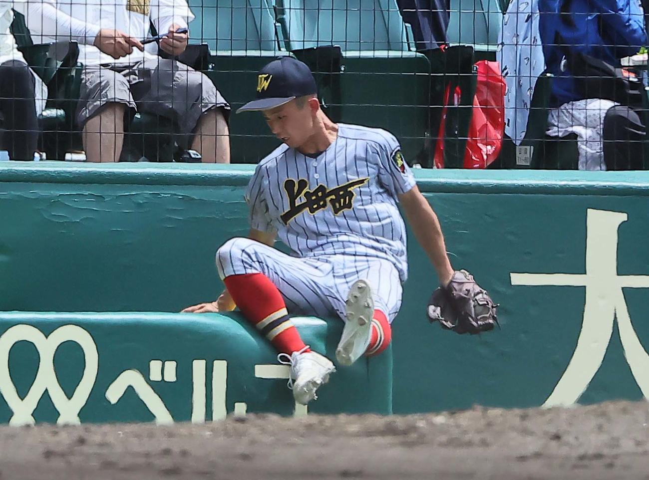 土浦日大対上田西　4回表土浦日大1死、藤本の三邪飛を好捕する片平（撮影・上田博志）
