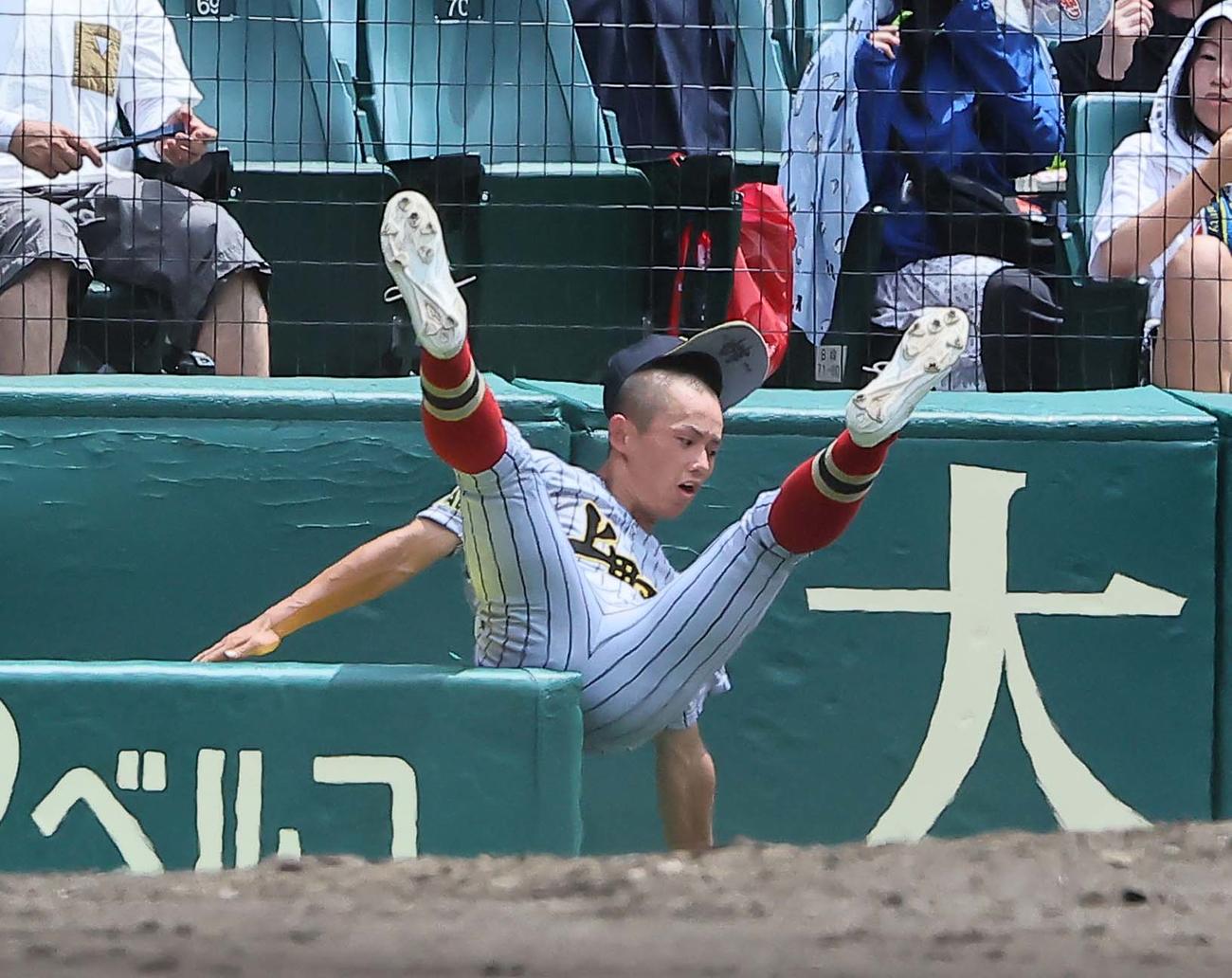 土浦日大対上田西　4回表土浦日大1死、藤本の三邪飛を好捕する片平（撮影・上田博志）