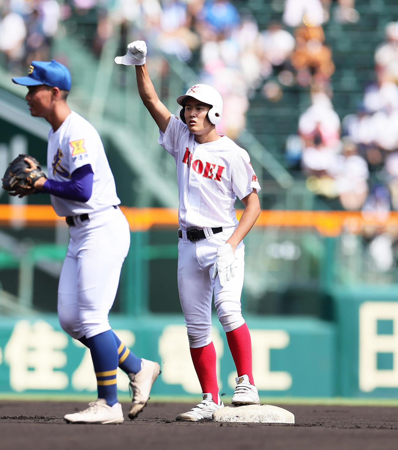 共栄学園対聖光学院　1回表共栄学園無死、笹本は甲子園でのチーム初安打となる二塁打を放ちガッツポーズ（撮影・足立雅史）