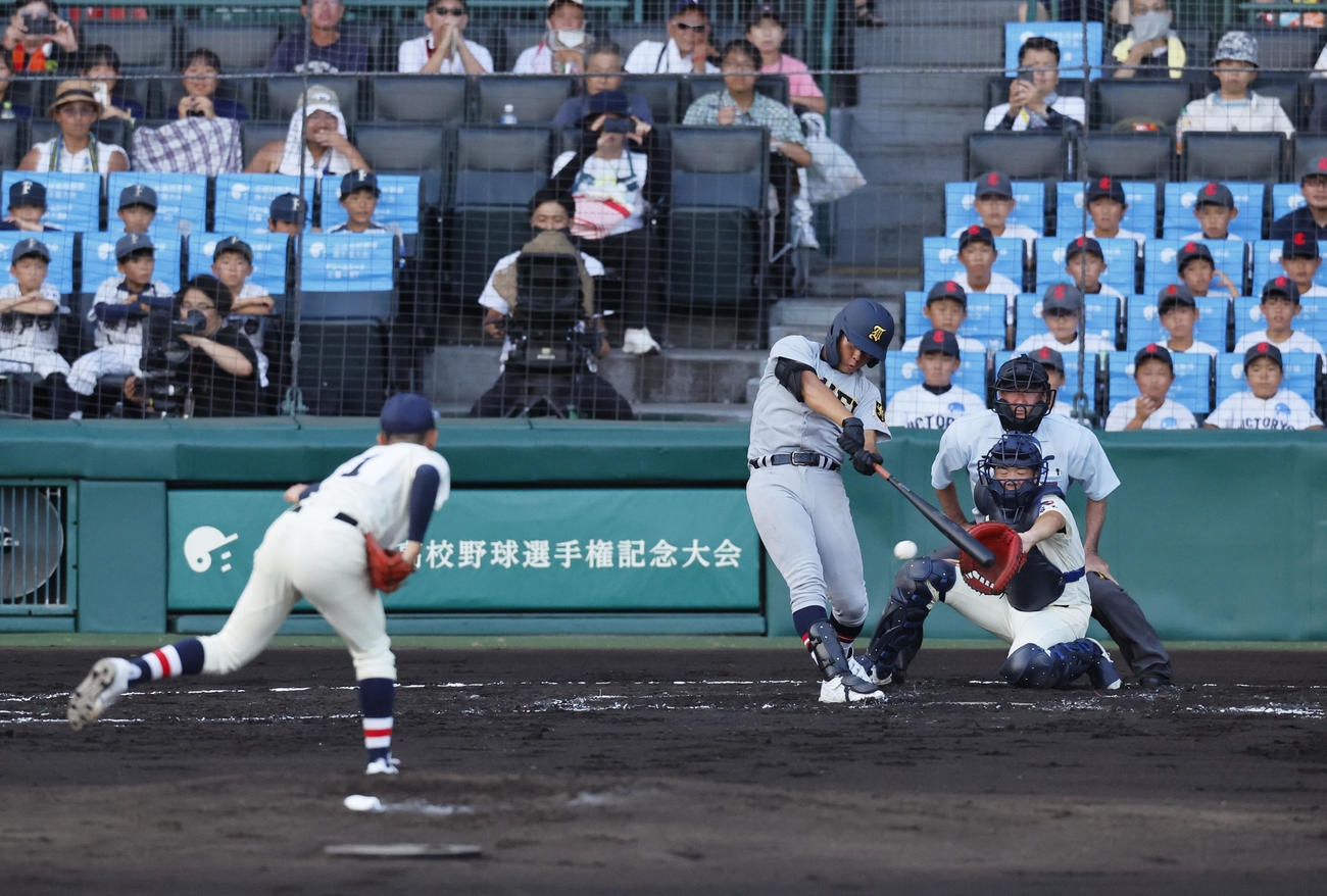 浦和学園対仙台育英　1回裏仙台育英2死二、三塁、斎藤敏哉が一塁への2点適時内野安打を放つ（撮影・藤尾明華）