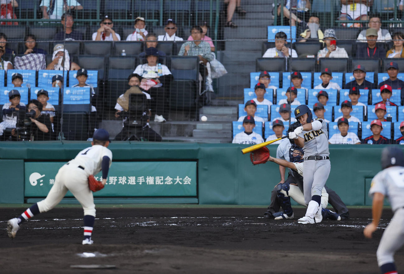 浦和学園対仙台育英　1回裏仙台育英2死二塁、鈴木が右越えに適時二塁打を放つ（撮影・藤尾明華）