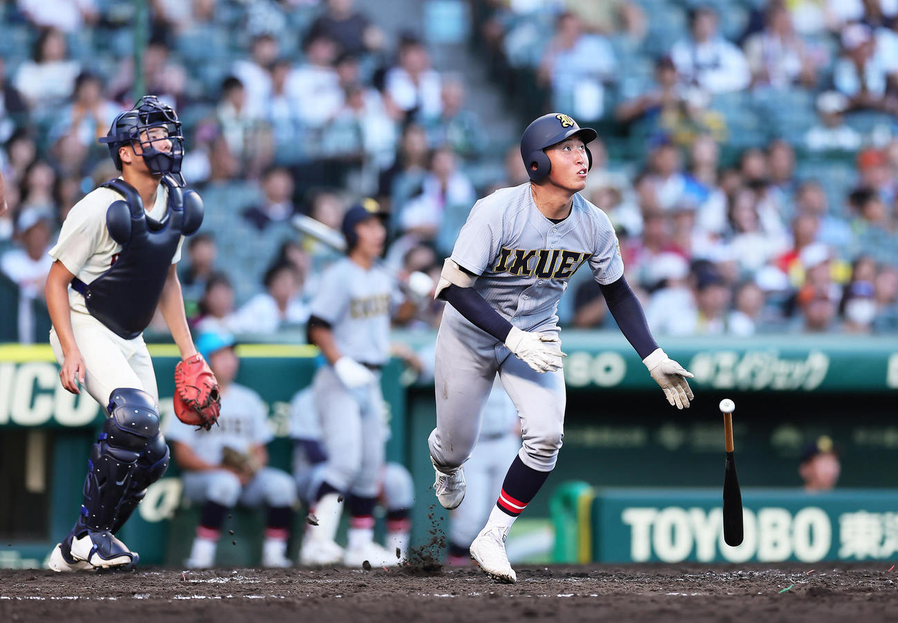 浦和学院対仙台育英　3回裏仙台育英2死、湯田は2者連続となる本塁打を右越えに放つ。捕手篠塚（撮影・足立雅史）