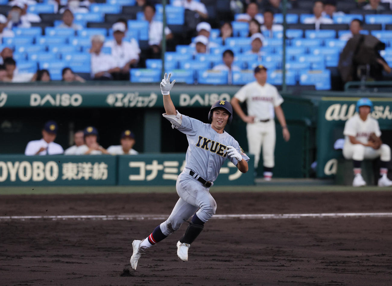 浦和学園対仙台育英　3回裏仙台育英2死二塁、尾形が右越えに2点本塁打を放ちガッツポーズをする（撮影・藤尾明華）