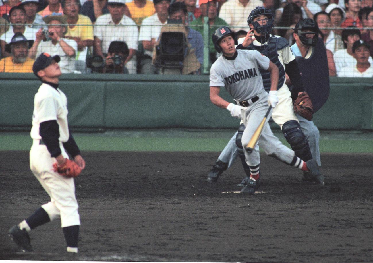 98年夏の甲子園で鹿児島実・杉内俊哉（手前）から本塁打を放つ横浜・松坂大輔