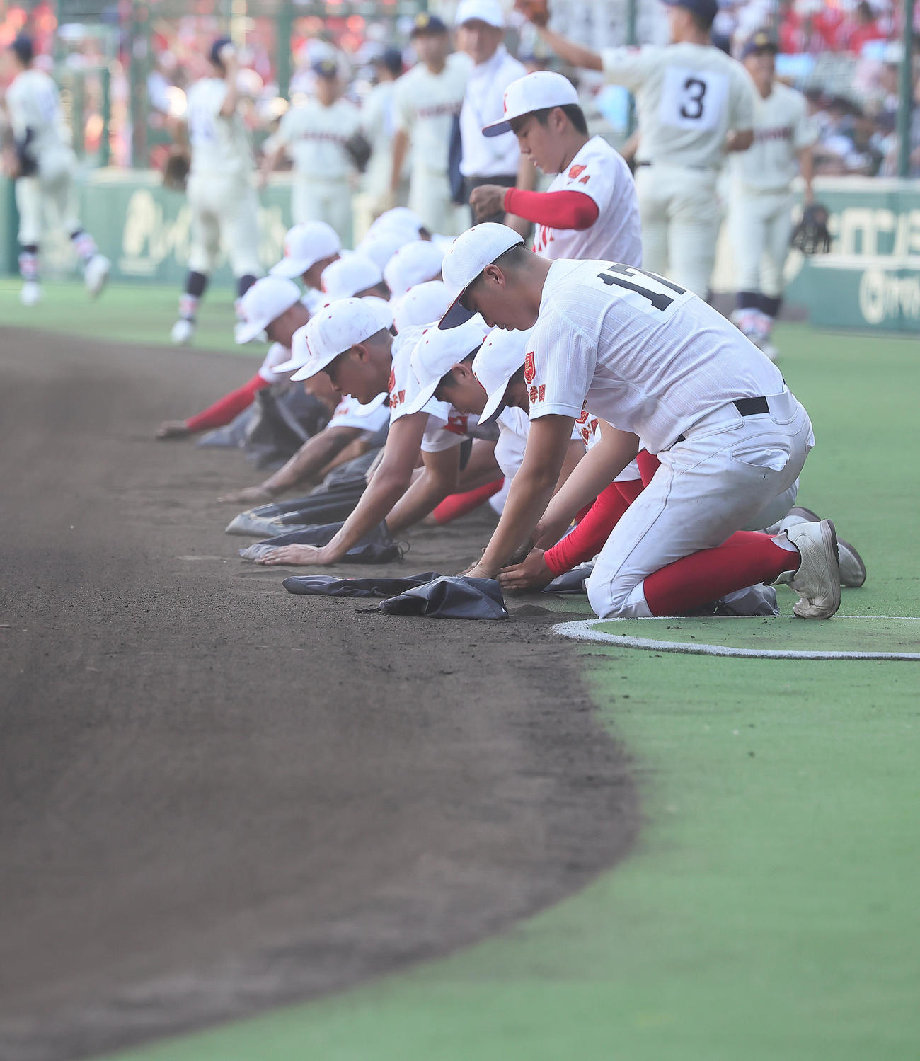 共栄学園対聖光学院　敗れ、甲子園の土を持ち帰る共栄学園の選手たち（撮影・足立雅史）