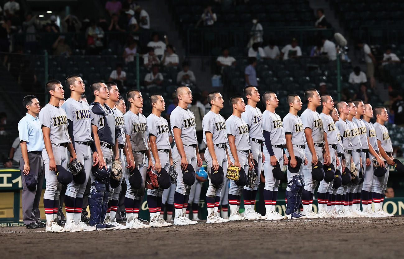 浦和学院対仙台育英　勝利し校歌を歌う仙台育英（撮影・足立雅史）