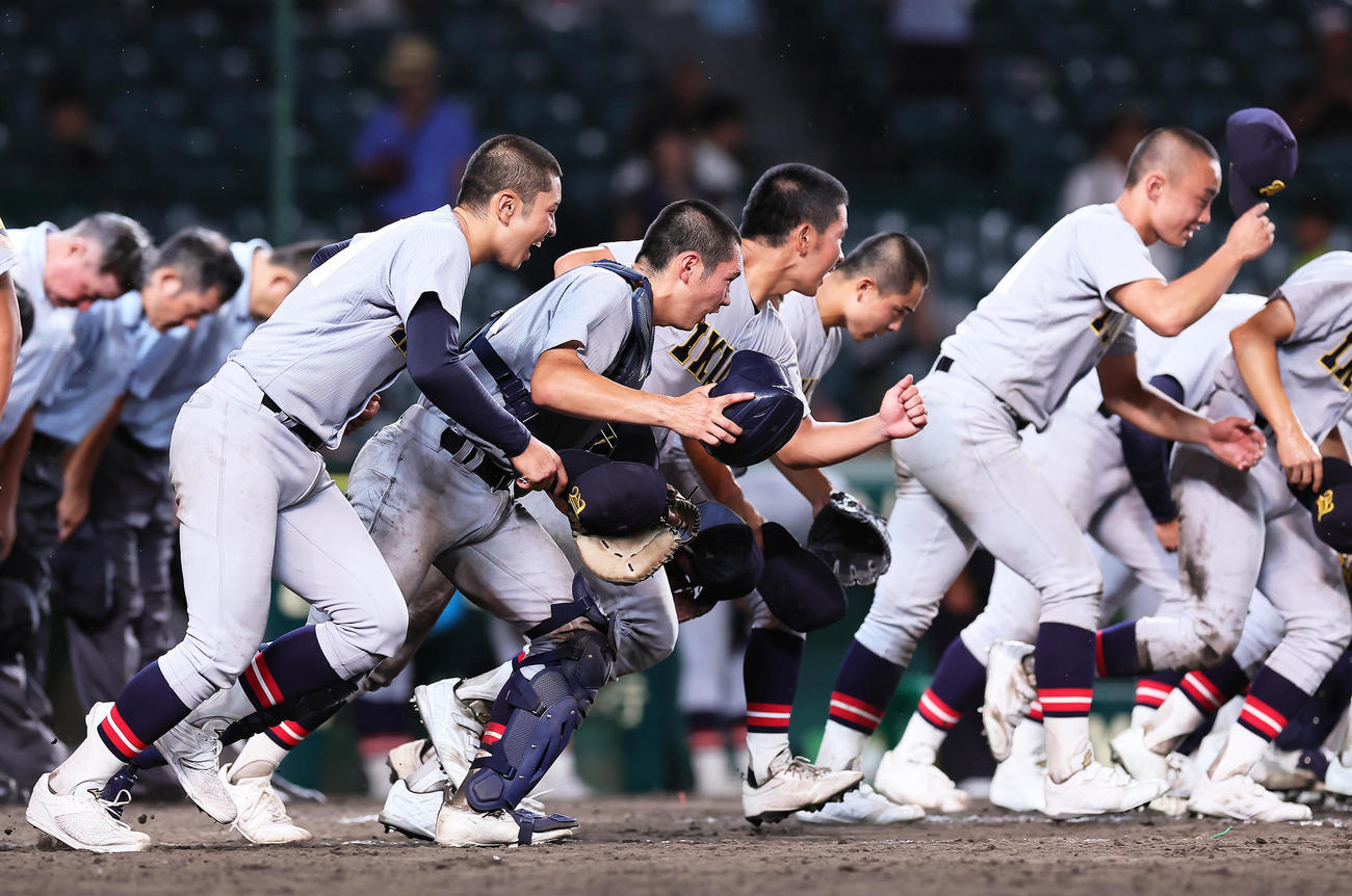 浦和学院対仙台育英　勝利しスタンドへ駆け出す仙台育英（撮影・足立雅史）