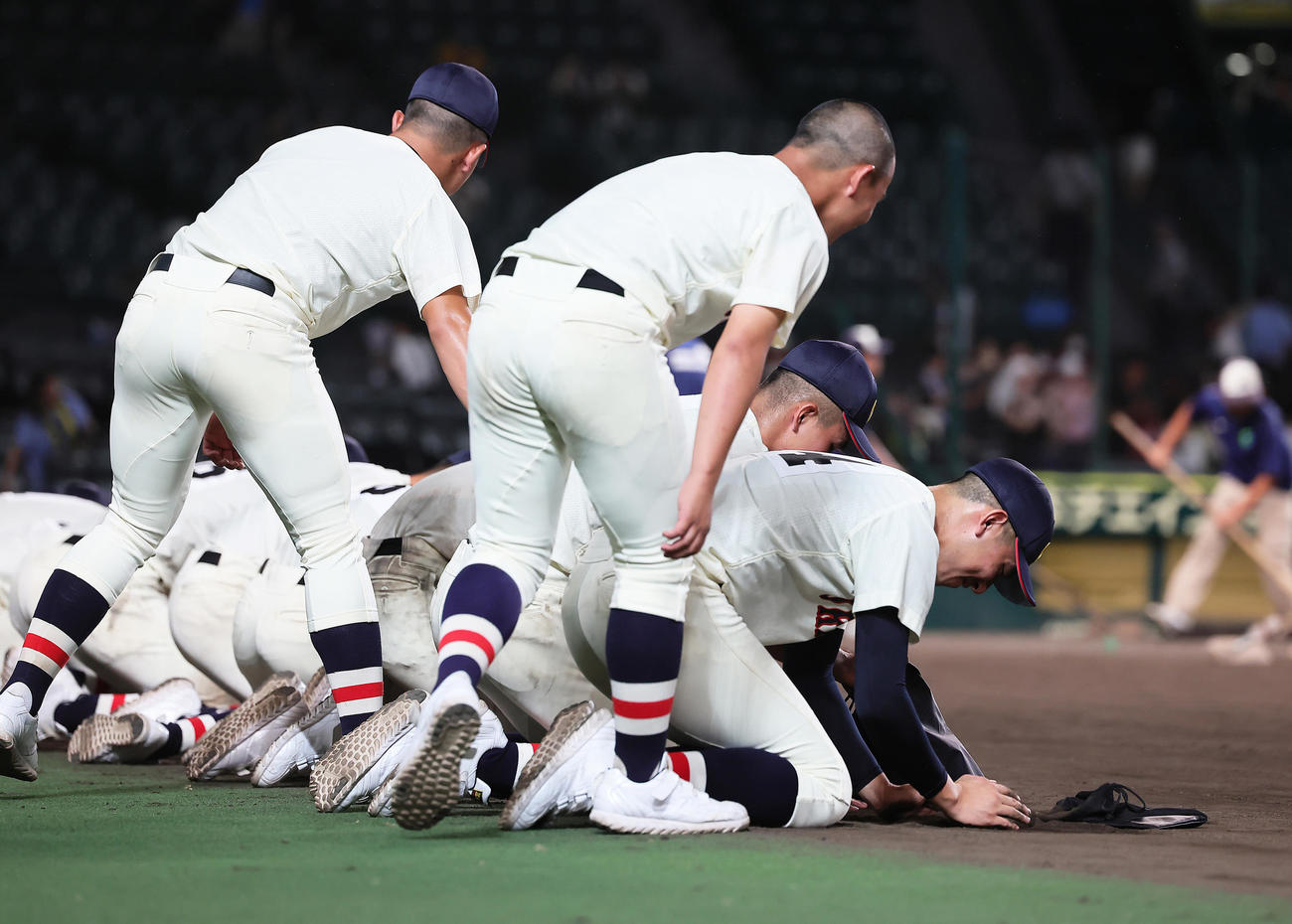浦和学院対仙台育英　敗れ、甲子園の土を持ち帰る浦和学院（撮影・足立雅史）
