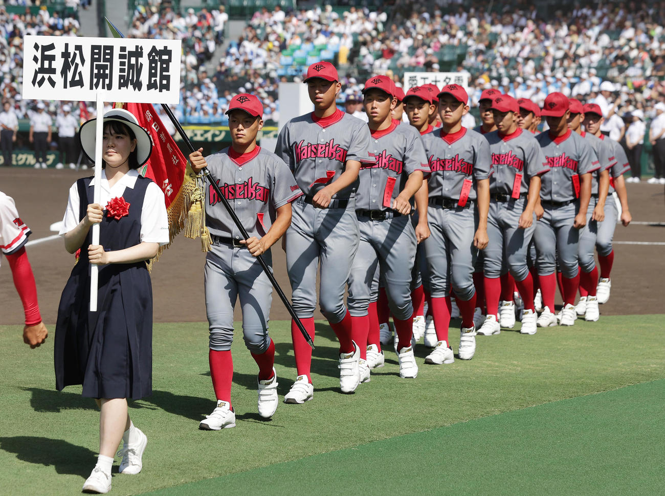 開会式で行進する浜松開誠館ナイン（撮影・前田充）