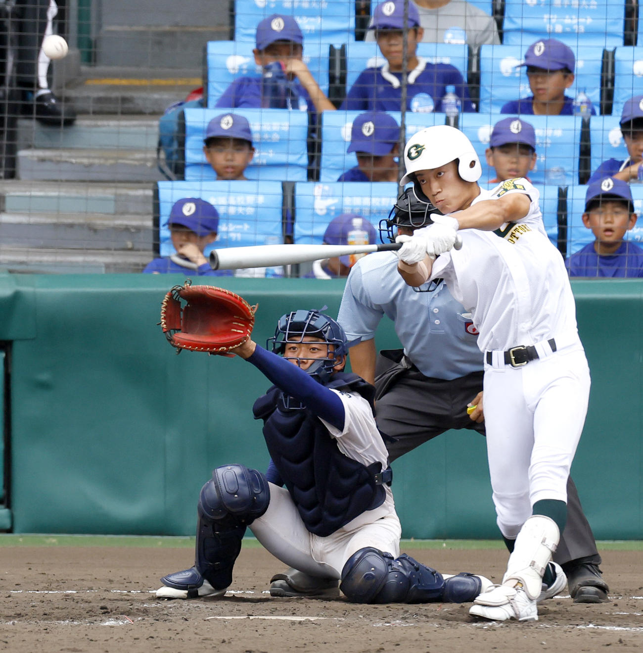 履正社対鳥取商　5回裏鳥取商1死、青木は右前打を放つ（撮影・上山淳一）