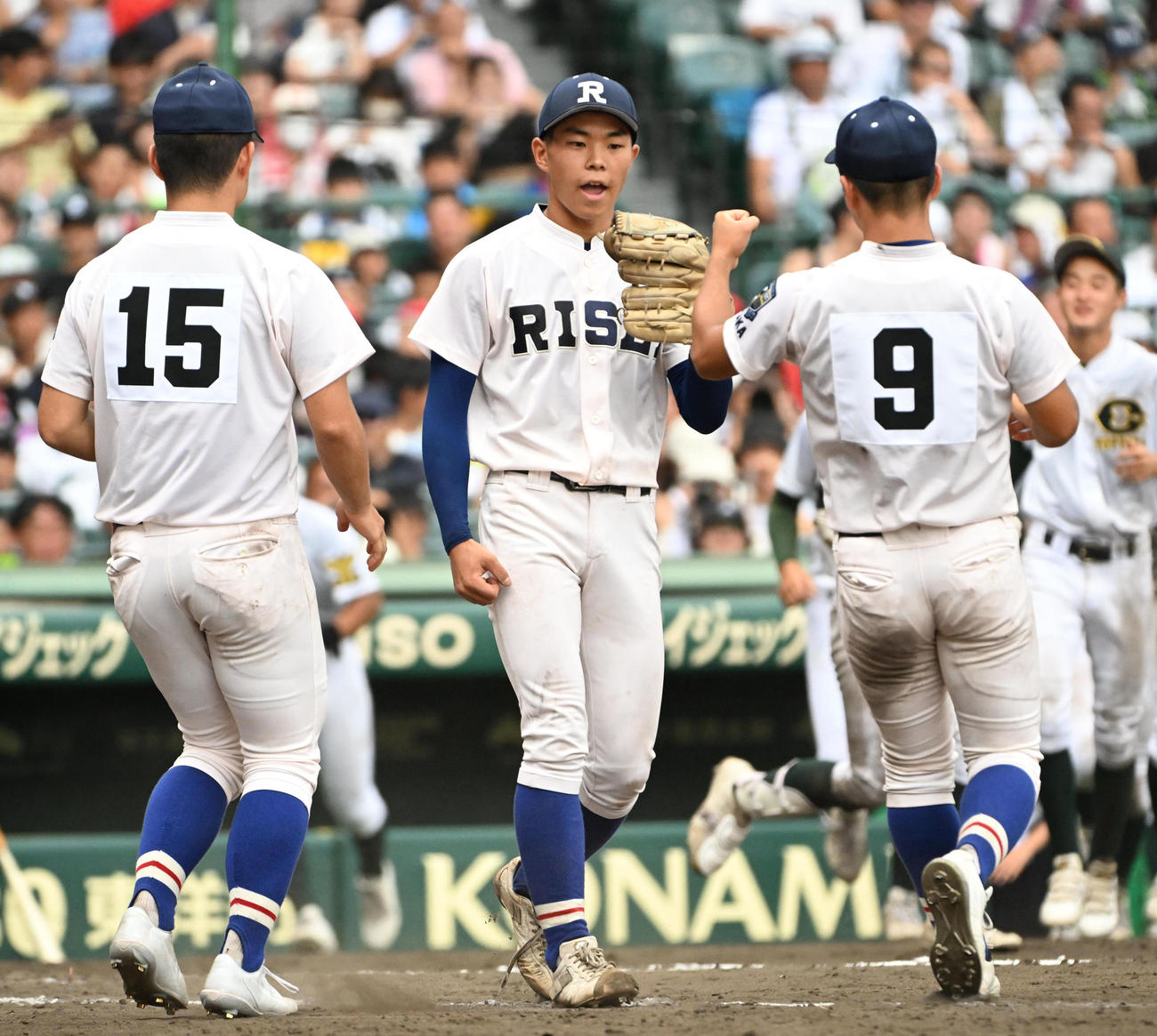履正社対鳥取商　鳥取商に勝利しナインとハイタッチする高木大希（中央）（撮影・石井愛子）＝2023年8月6日、甲子園球場