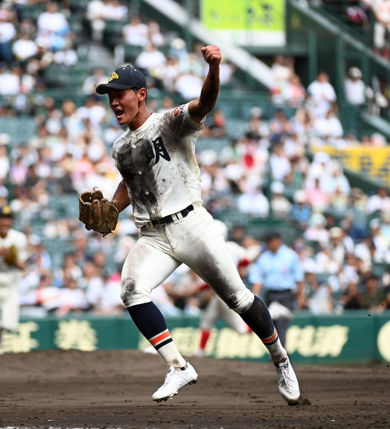 英明対智弁学園　3回裏智弁学園2死一、二塁、川原崎を二塁ゴロに討ち取りガッツポーズの英明・寿賀（撮影・前岡正明）