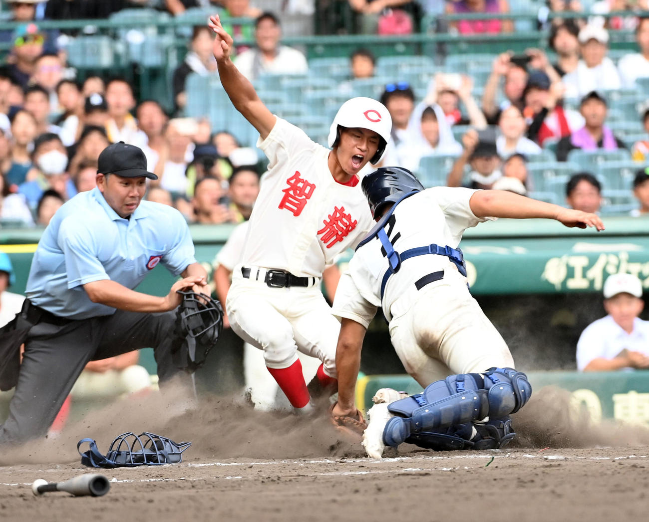 英明対智弁学園　10回裏智弁学園1死二、三塁、谷口のサヨナラスクイズで生還する山家。捕手中浦（撮影・前岡正明）