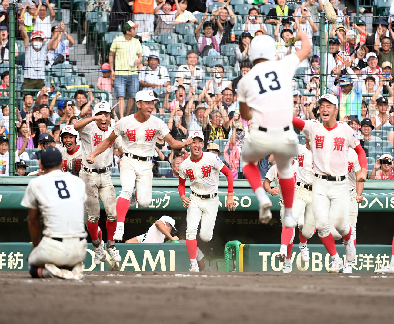 智弁学園対英明　10回裏智弁学園1死二、三塁、谷口がスクイズを決めサヨナラ勝ち、喜ぶ智弁学園ナイン。背番号8は英明・寿賀（撮影・前岡正明）