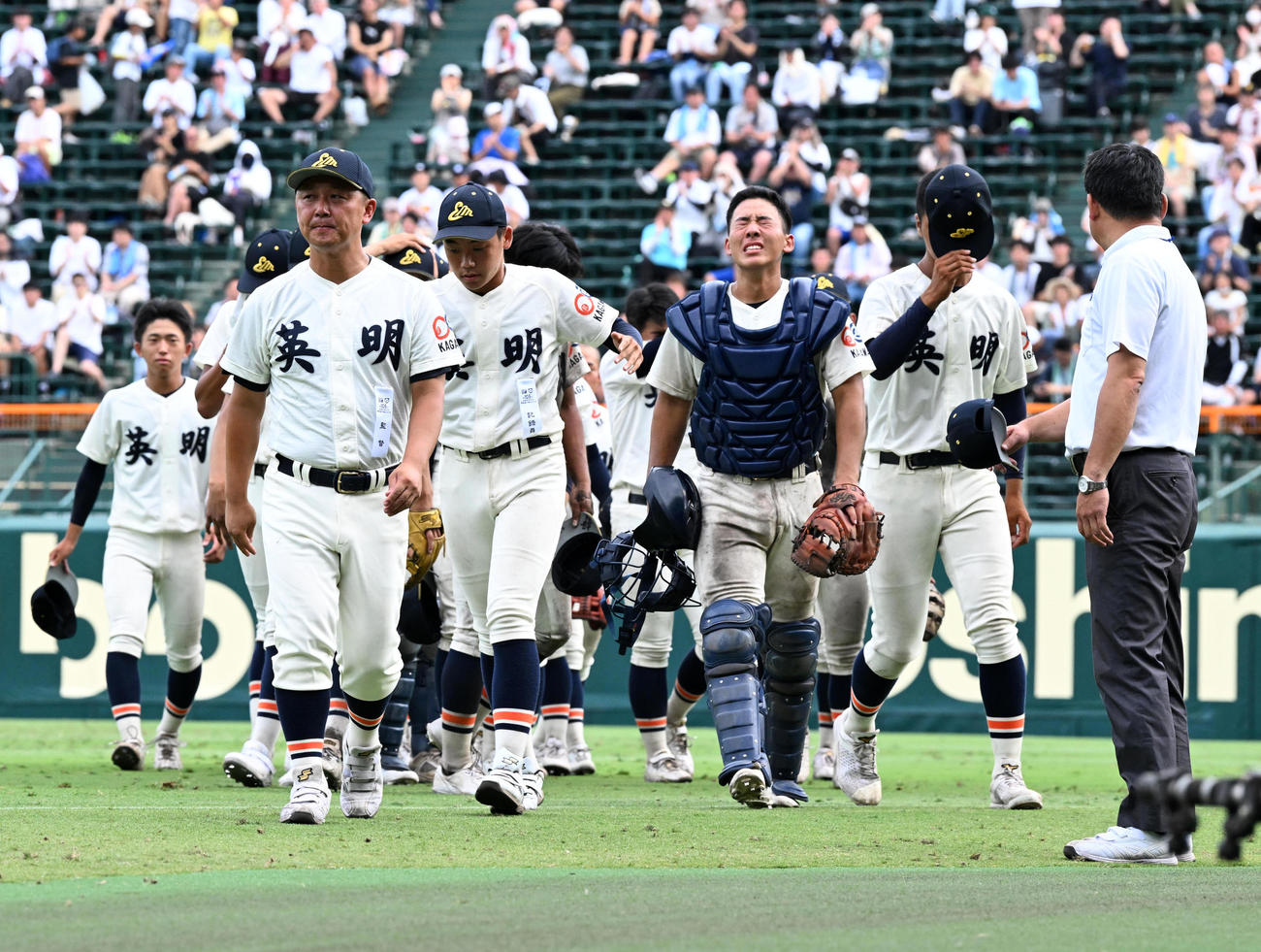 智弁学園対英明　10回、智弁学園にサヨナラ負けを喫しがっくりする英明ナイン（撮影・前岡正明）