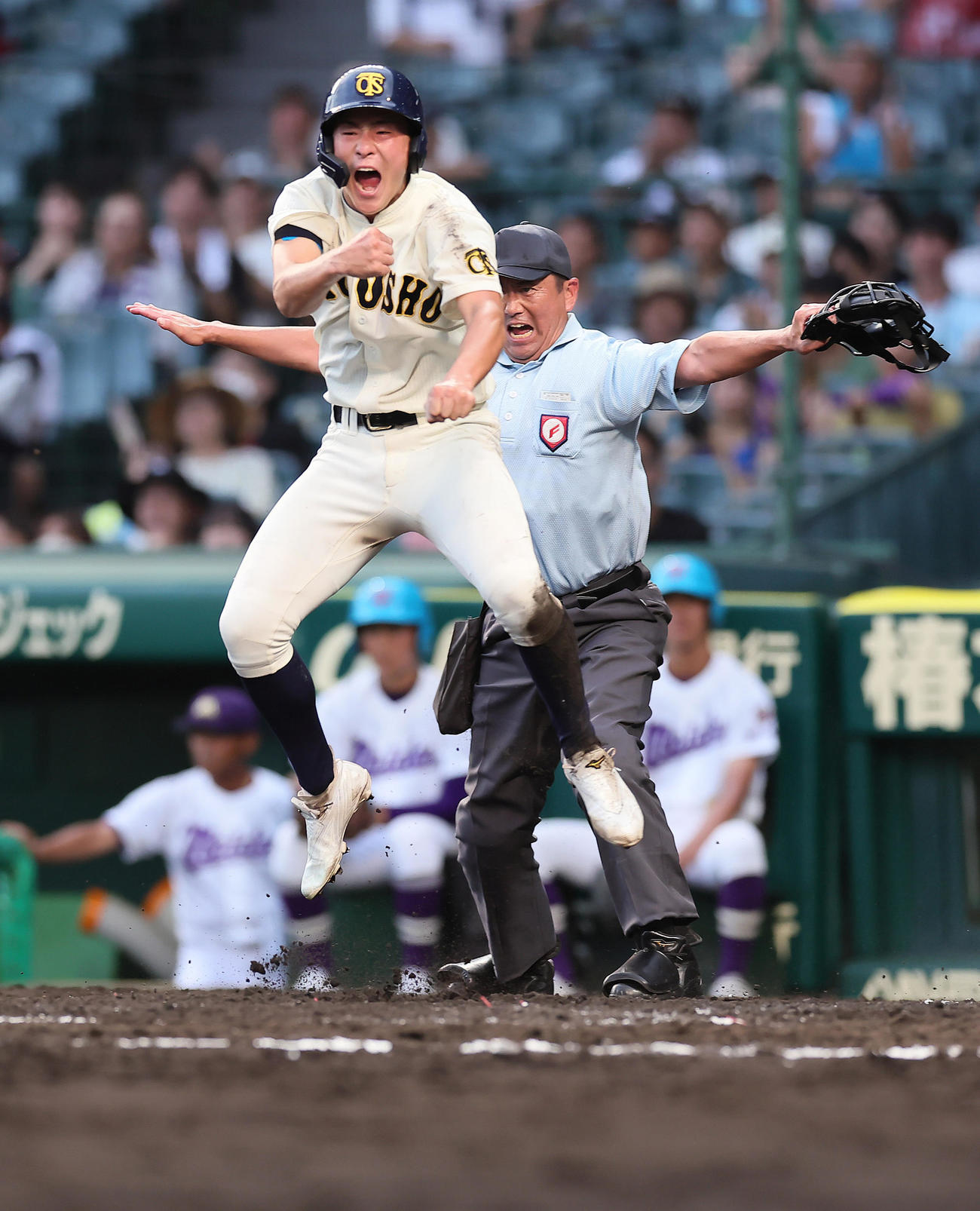 徳島商対愛工大名電　3回表徳島商2死二、三塁、下川の右前2点適時打で生還しジャンプして喜ぶ二塁走者森口（撮影・足立雅史）