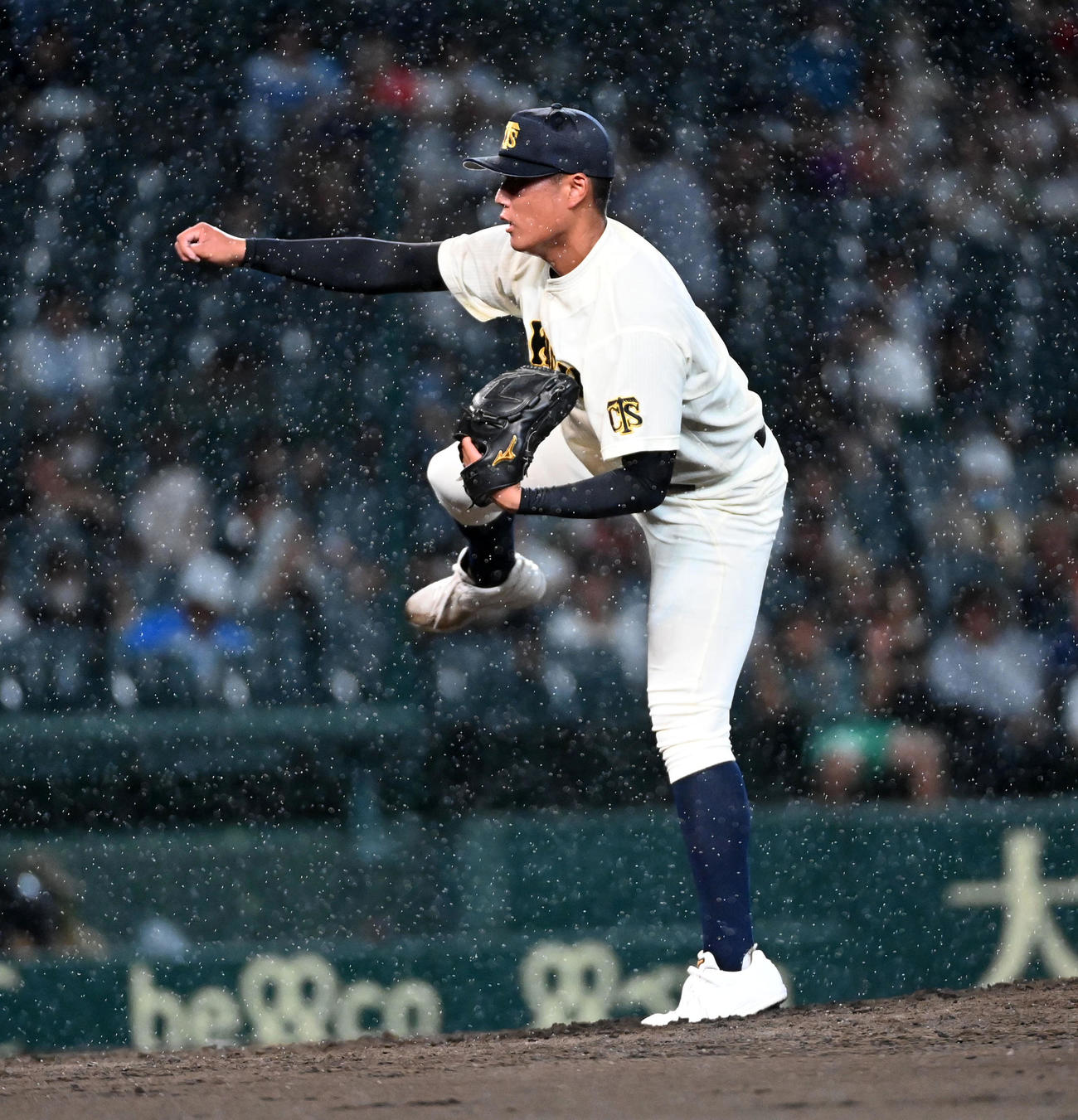 徳島商対愛工大名電　雨の中、力投する徳島商先発の森煌（撮影・前岡正明）