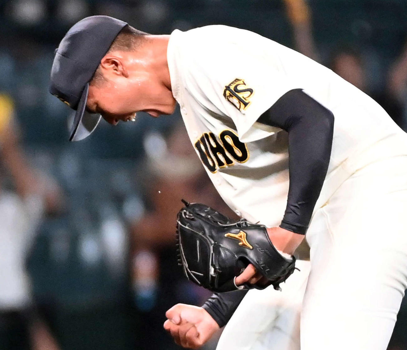 徳島商対愛工大名電　愛工大名電に完投勝利しガッツポーズの徳島商・森煌（撮影・前岡正明）