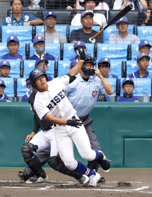 履正社対鳥取商　1回表履正社1死一、二塁、森田は先制の左越え3点本塁打を放つ（撮影・上山淳一）