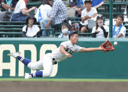 履正社対鳥取商　5回裏鳥取商無死、山下の右飛を好捕する近沢（撮影・前田充）