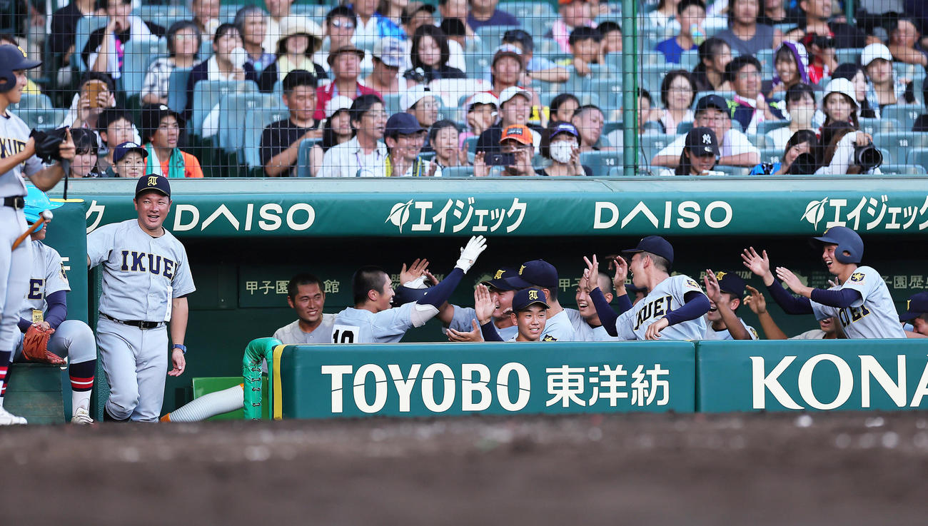 浦和学院対仙台育英　3回裏仙台育英2死、湯田（ベンチ内左から3人目）の2者連続となる本塁打で盛り上がる選手たち。左端は須江監督（撮影・足立雅史）