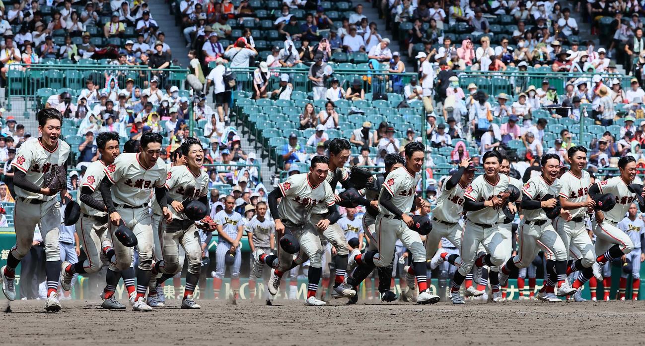 土浦日大対上田西　初戦を突破した土浦日大の選手たちは応援団の元へ駆け出す（撮影・上田博志）