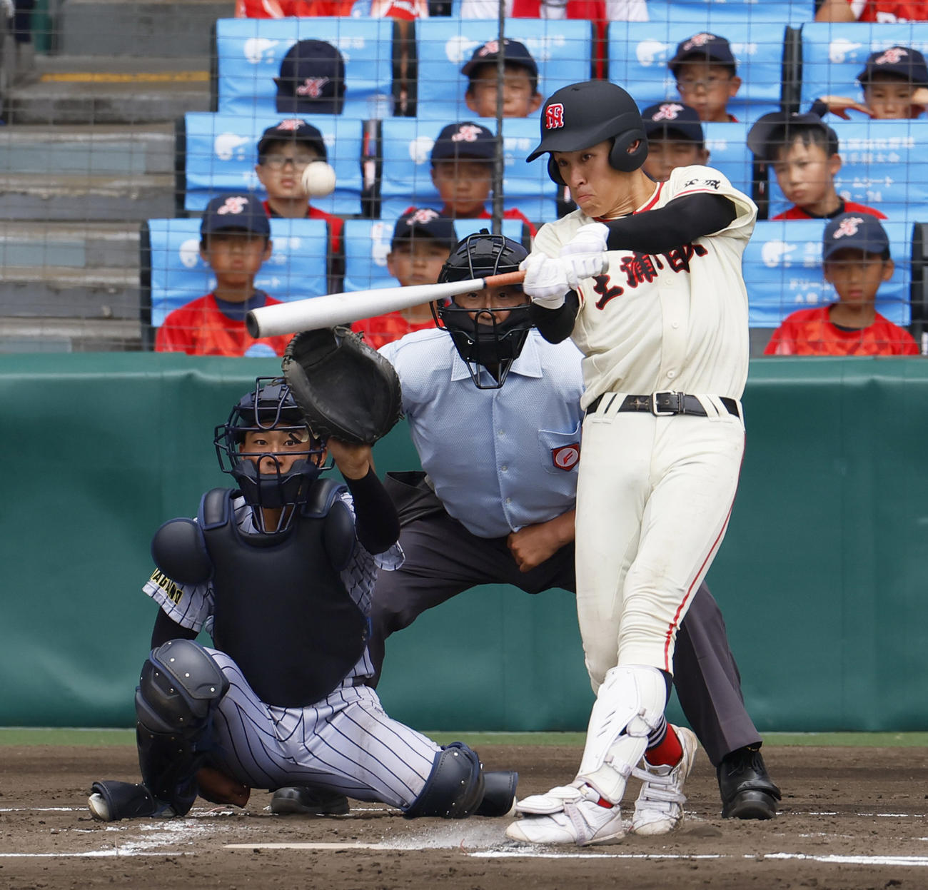 土浦日大対上田西　2回表土浦日大無死、松田は中越えに先制ソロ本塁打を放つ（撮影・上山淳一）