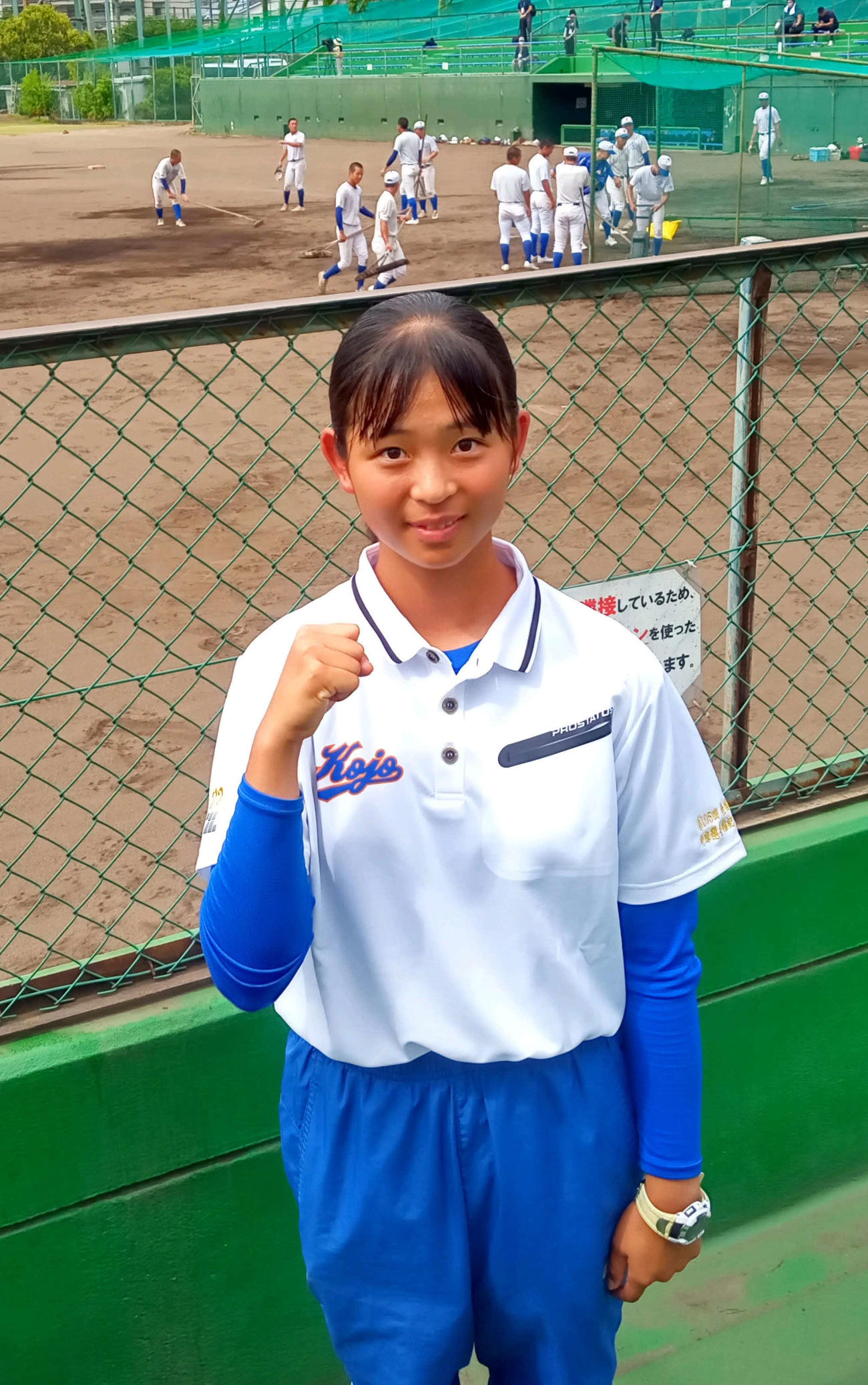 8日花巻東戦前、練習で夏史上初のノック補助を務める宇部鴻城の岡野美和マネジャー（撮影・菊川光一）＝2023年8月7日、津門中央野球場