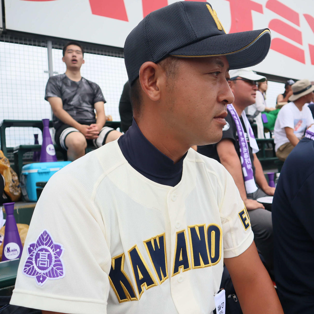 全国高校野球選手権　川之江対高知中央　アルプスでナインに視線を送る川之江の新井智コーチ（撮影・村松万里子）