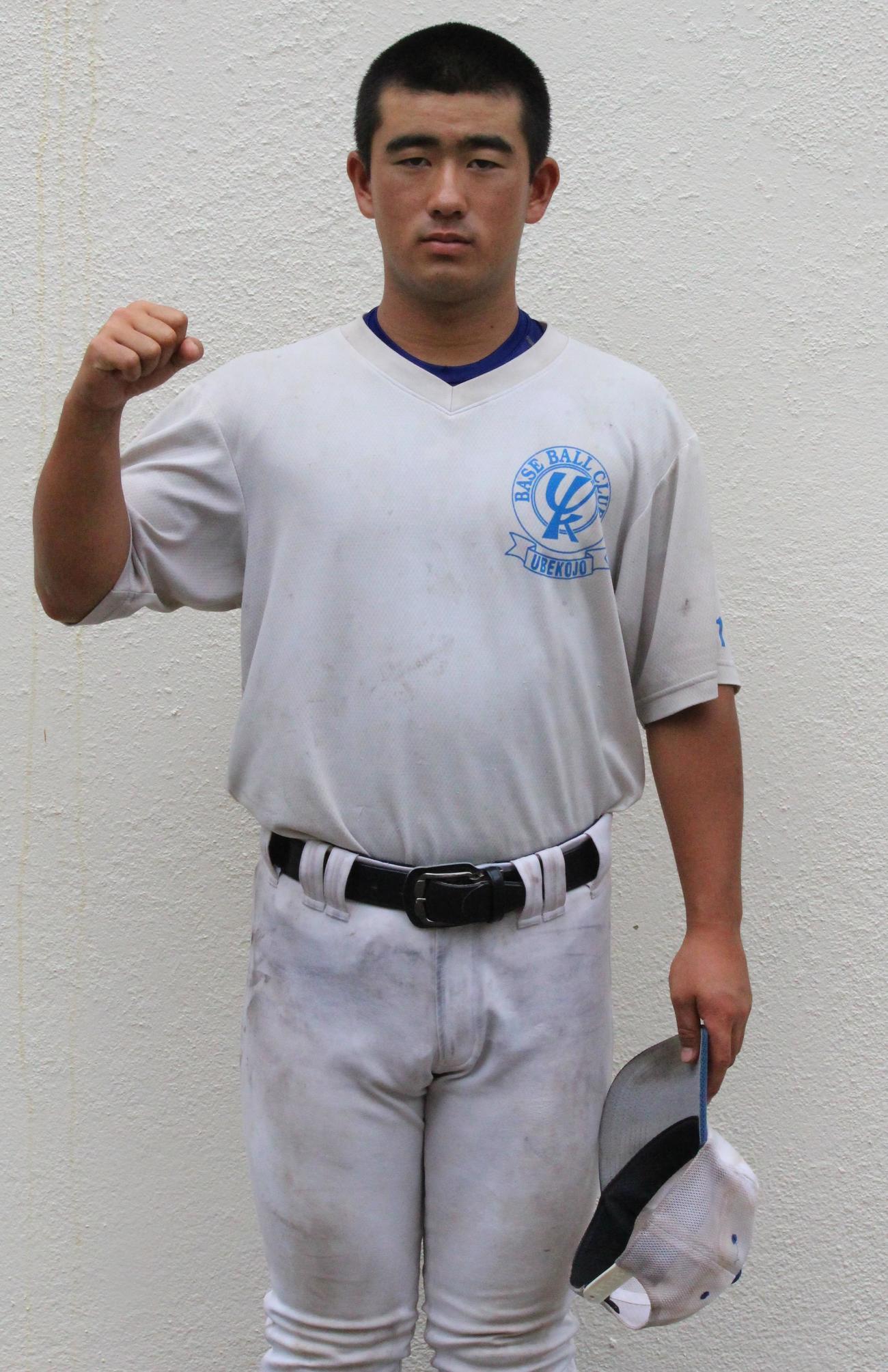 花巻東戦を控え、気合のガッツポーズを見せる宇部鴻城エース浅田真樹投手（撮影・菊川光一）