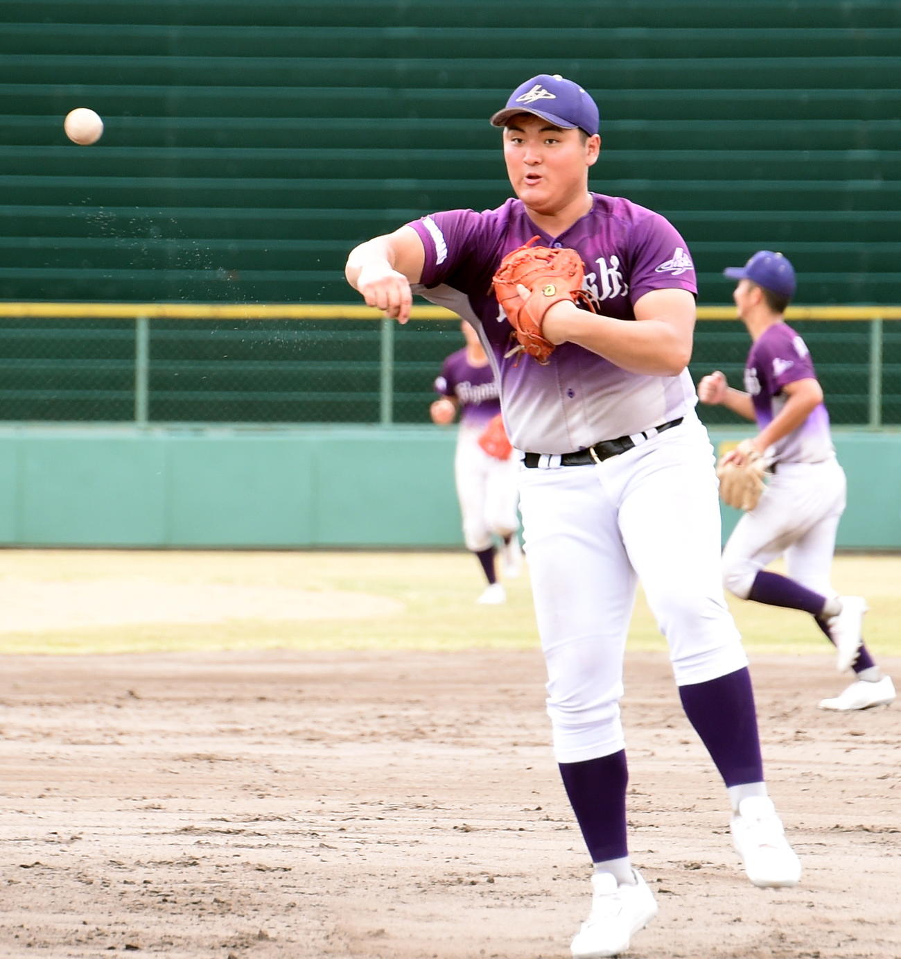 守備練習でスローイングする花巻東・佐々木麟（撮影・山田愛斗）