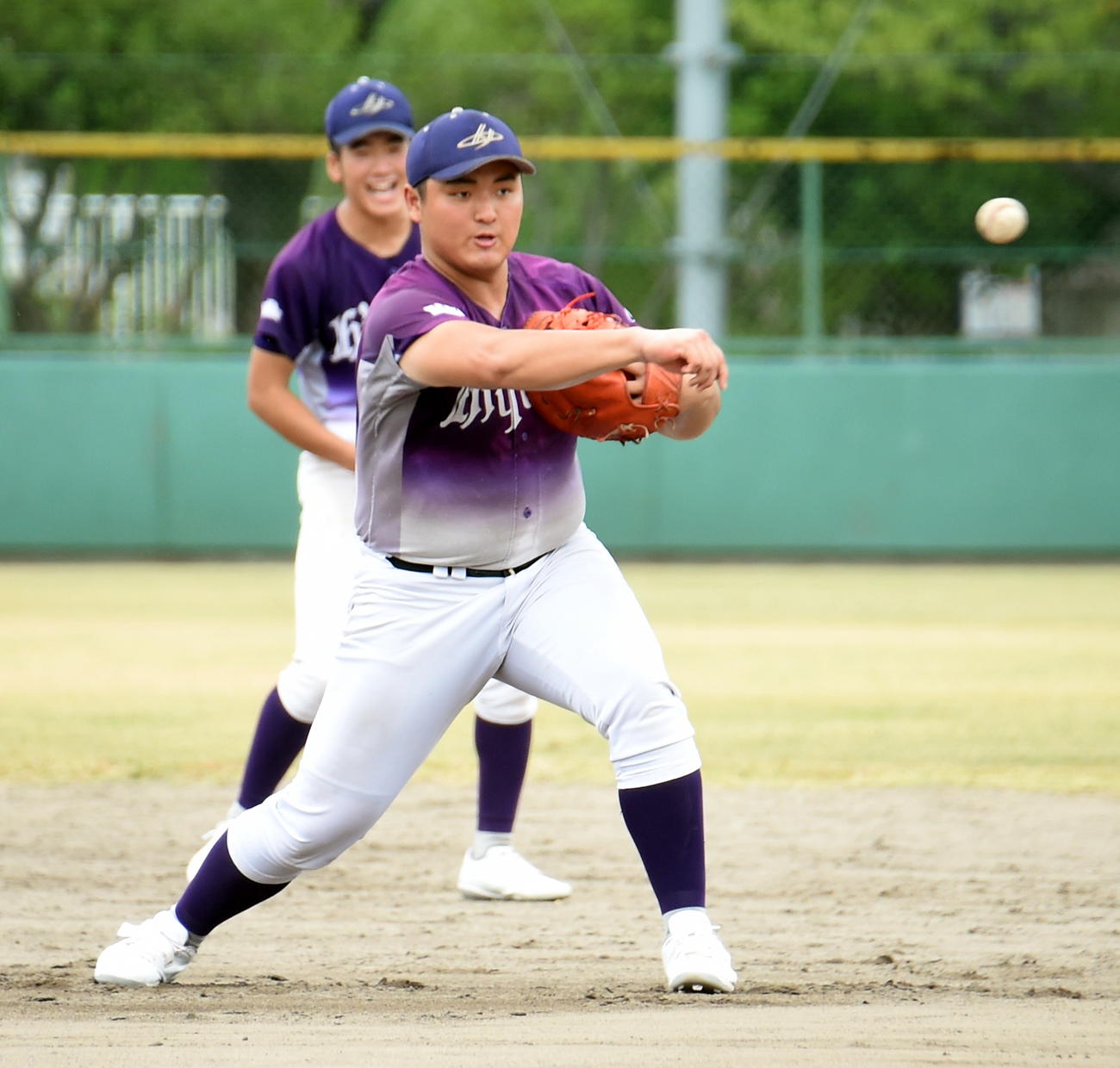 守備練習でスローイングする花巻東・佐々木麟（撮影・山田愛斗）
