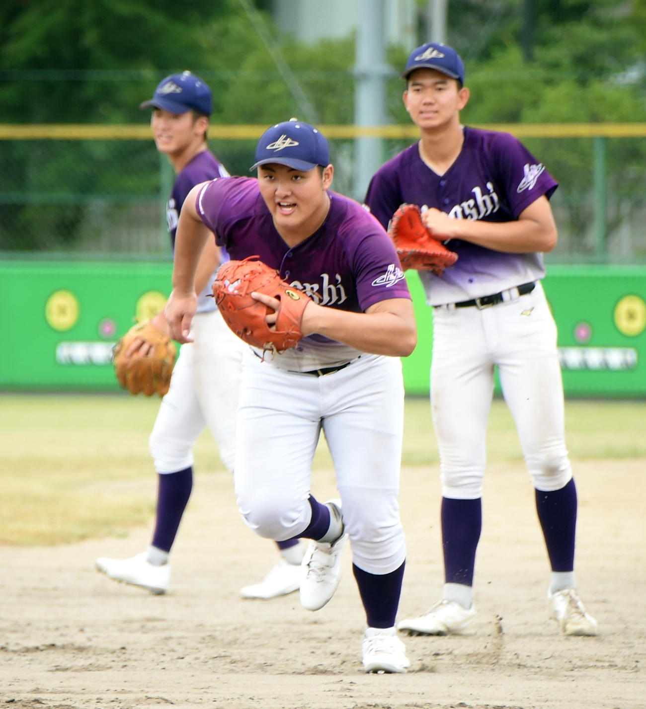 ノックを受ける花巻東・佐々木麟（手前）（撮影・山田愛斗）