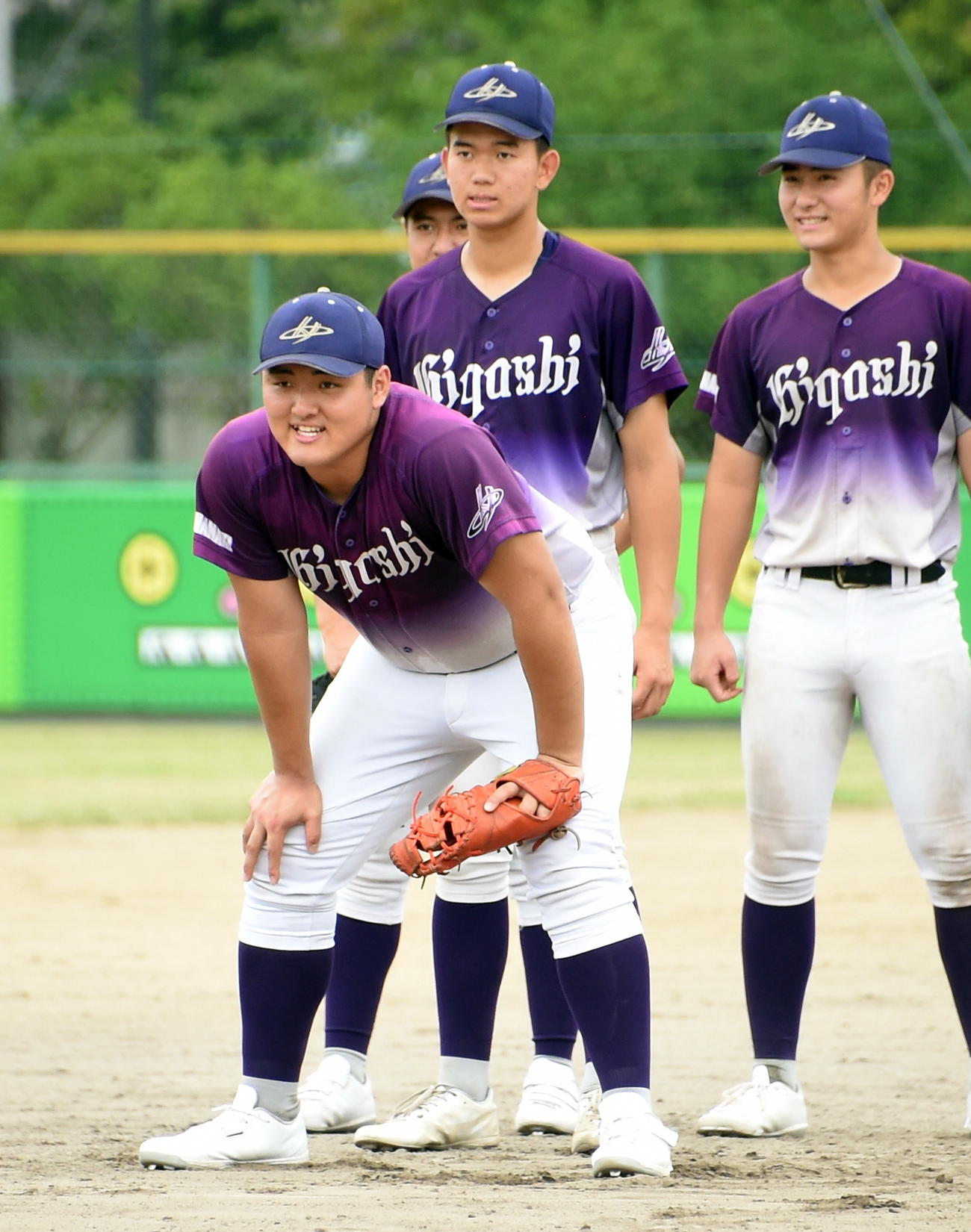 明るい表情でノックを受ける花巻東・佐々木麟（手前）（撮影・山田愛斗）