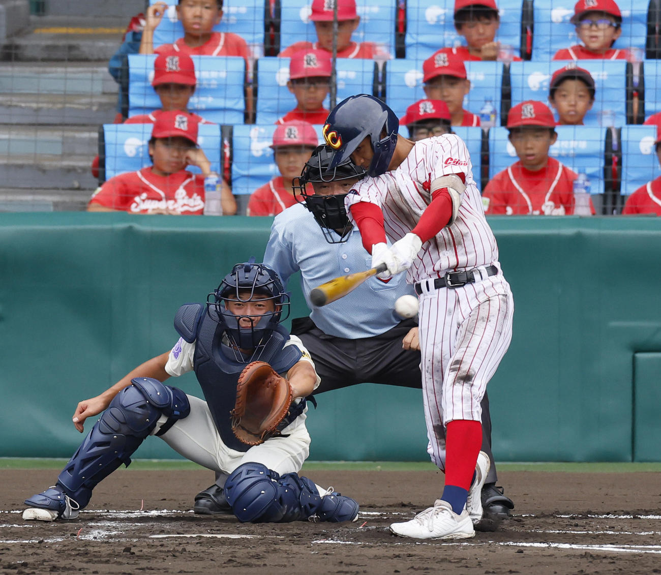 川之江対高知中央　2回裏高知中央2死二、三塁、謝は先制の左前適時打を放つ（撮影・上山淳一）