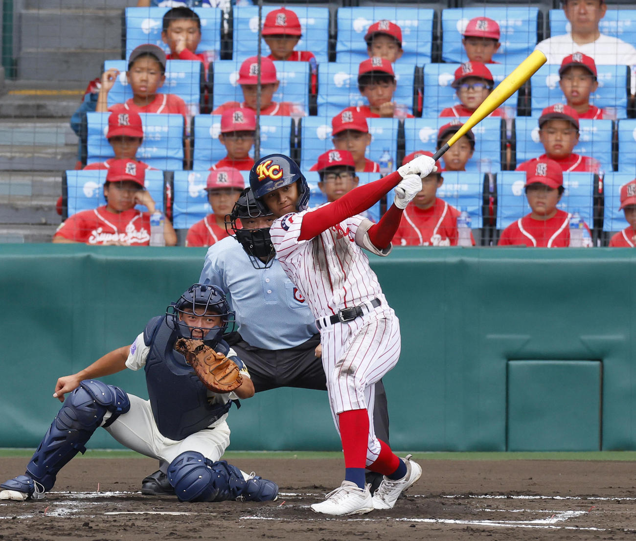 川之江対高知中央　2回裏高知中央2死二、三塁、謝は先制の左前適時打を放つ（撮影・上山淳一）