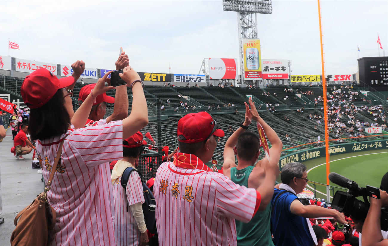高知中央の1番・謝喬恩の父と母（写真の中央）が名前の刺しゅうが入ったユニホームを着て台湾から甲子園に駆けつけた（撮影・中島麗）