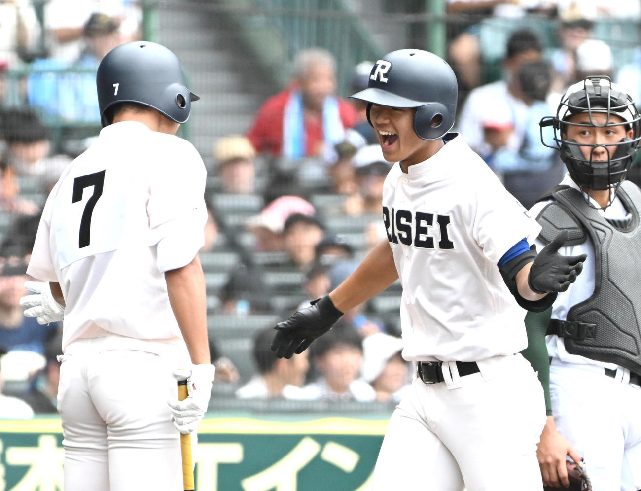 履正社対鳥取商　1回表履正社1死一、二塁、森田大翔は3点本塁打を放ち笑顔を見せる（右）（撮影・石井愛子）