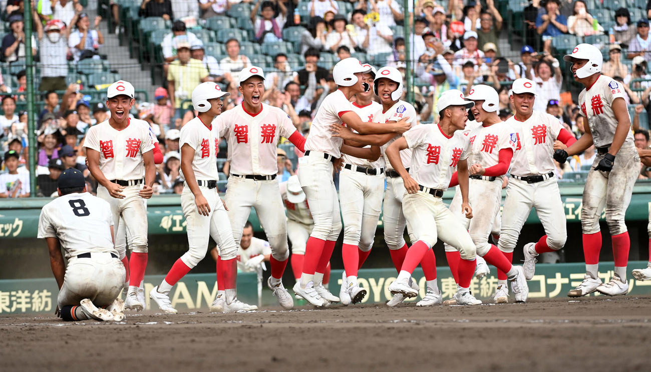 智弁学園対英明　10回裏智弁学園1死二、三塁、谷口がスクイズを決めサヨナラ勝ち、喜ぶ智弁学園ナイン。背番号8は英明・寿賀（撮影・前岡正明）